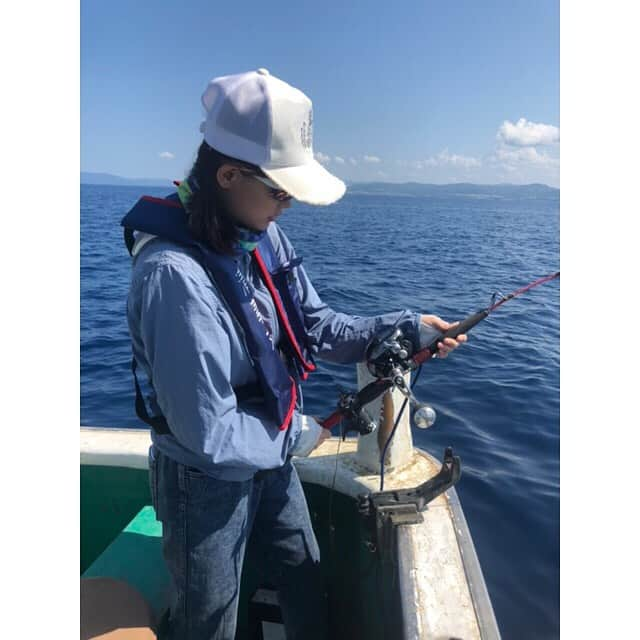 三島ゆかりさんのインスタグラム写真 - (三島ゆかりInstagram)「なかなか様になってると思いません？😂🎣 ダブルヒット👍✨ 1番大きいと30〜40cmくらいのイサキを釣りました💖 しかしスタッフさんが私の休憩中にやってもあまり釣れず、三島さんすごいと言われましたがwww なんだ？才能が開花したのか？？ そんなことはありません、船頭さんのおかげです🙏 ありがとうございます🍎✨ #テレビ和歌山 #6時のわかやま6waka #特集 #和歌山新歳時記 #レポーター #三島ゆかり #ゆかりんご #釣り #ロケ #才能開花 #センス #大漁 #イサキ釣り #船釣り #釣りガール #爆釣 #楽しかった #fishing #followｍe」6月18日 1時21分 - apple340