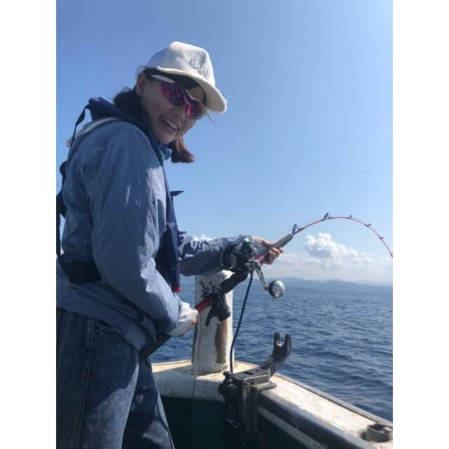 三島ゆかりさんのインスタグラム写真 - (三島ゆかりInstagram)「なかなか様になってると思いません？😂🎣 ダブルヒット👍✨ 1番大きいと30〜40cmくらいのイサキを釣りました💖 しかしスタッフさんが私の休憩中にやってもあまり釣れず、三島さんすごいと言われましたがwww なんだ？才能が開花したのか？？ そんなことはありません、船頭さんのおかげです🙏 ありがとうございます🍎✨ #テレビ和歌山 #6時のわかやま6waka #特集 #和歌山新歳時記 #レポーター #三島ゆかり #ゆかりんご #釣り #ロケ #才能開花 #センス #大漁 #イサキ釣り #船釣り #釣りガール #爆釣 #楽しかった #fishing #followｍe」6月18日 1時21分 - apple340