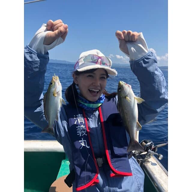 三島ゆかりさんのインスタグラム写真 - (三島ゆかりInstagram)「なかなか様になってると思いません？😂🎣 ダブルヒット👍✨ 1番大きいと30〜40cmくらいのイサキを釣りました💖 しかしスタッフさんが私の休憩中にやってもあまり釣れず、三島さんすごいと言われましたがwww なんだ？才能が開花したのか？？ そんなことはありません、船頭さんのおかげです🙏 ありがとうございます🍎✨ #テレビ和歌山 #6時のわかやま6waka #特集 #和歌山新歳時記 #レポーター #三島ゆかり #ゆかりんご #釣り #ロケ #才能開花 #センス #大漁 #イサキ釣り #船釣り #釣りガール #爆釣 #楽しかった #fishing #followｍe」6月18日 1時21分 - apple340