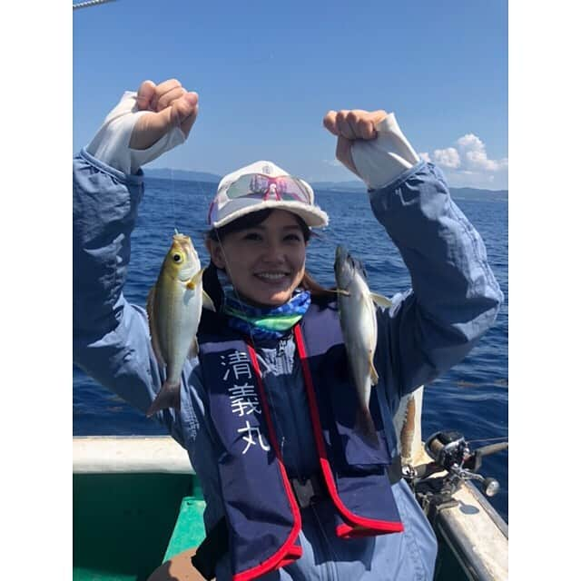 三島ゆかりさんのインスタグラム写真 - (三島ゆかりInstagram)「なかなか様になってると思いません？😂🎣 ダブルヒット👍✨ 1番大きいと30〜40cmくらいのイサキを釣りました💖 しかしスタッフさんが私の休憩中にやってもあまり釣れず、三島さんすごいと言われましたがwww なんだ？才能が開花したのか？？ そんなことはありません、船頭さんのおかげです🙏 ありがとうございます🍎✨ #テレビ和歌山 #6時のわかやま6waka #特集 #和歌山新歳時記 #レポーター #三島ゆかり #ゆかりんご #釣り #ロケ #才能開花 #センス #大漁 #イサキ釣り #船釣り #釣りガール #爆釣 #楽しかった #fishing #followｍe」6月18日 1時21分 - apple340