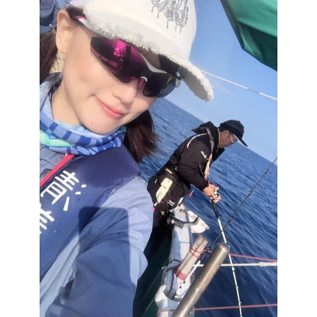 三島ゆかりさんのインスタグラム写真 - (三島ゆかりInstagram)「なかなか様になってると思いません？😂🎣 ダブルヒット👍✨ 1番大きいと30〜40cmくらいのイサキを釣りました💖 しかしスタッフさんが私の休憩中にやってもあまり釣れず、三島さんすごいと言われましたがwww なんだ？才能が開花したのか？？ そんなことはありません、船頭さんのおかげです🙏 ありがとうございます🍎✨ #テレビ和歌山 #6時のわかやま6waka #特集 #和歌山新歳時記 #レポーター #三島ゆかり #ゆかりんご #釣り #ロケ #才能開花 #センス #大漁 #イサキ釣り #船釣り #釣りガール #爆釣 #楽しかった #fishing #followｍe」6月18日 1時21分 - apple340