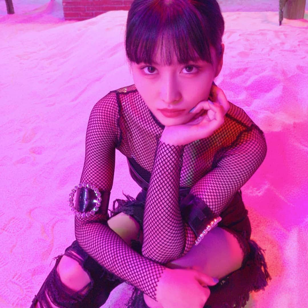 TWICEさんのインスタグラム写真 - (TWICEInstagram)「#breakthrough #나연언니 가 찍어준거라고 꼭 말하라고했어요🐰 나연언니가 흰옷사진 찍어주셨어요🐷🐰🍑 블랙은 매니저언니🤟」6月18日 1時26分 - twicetagram