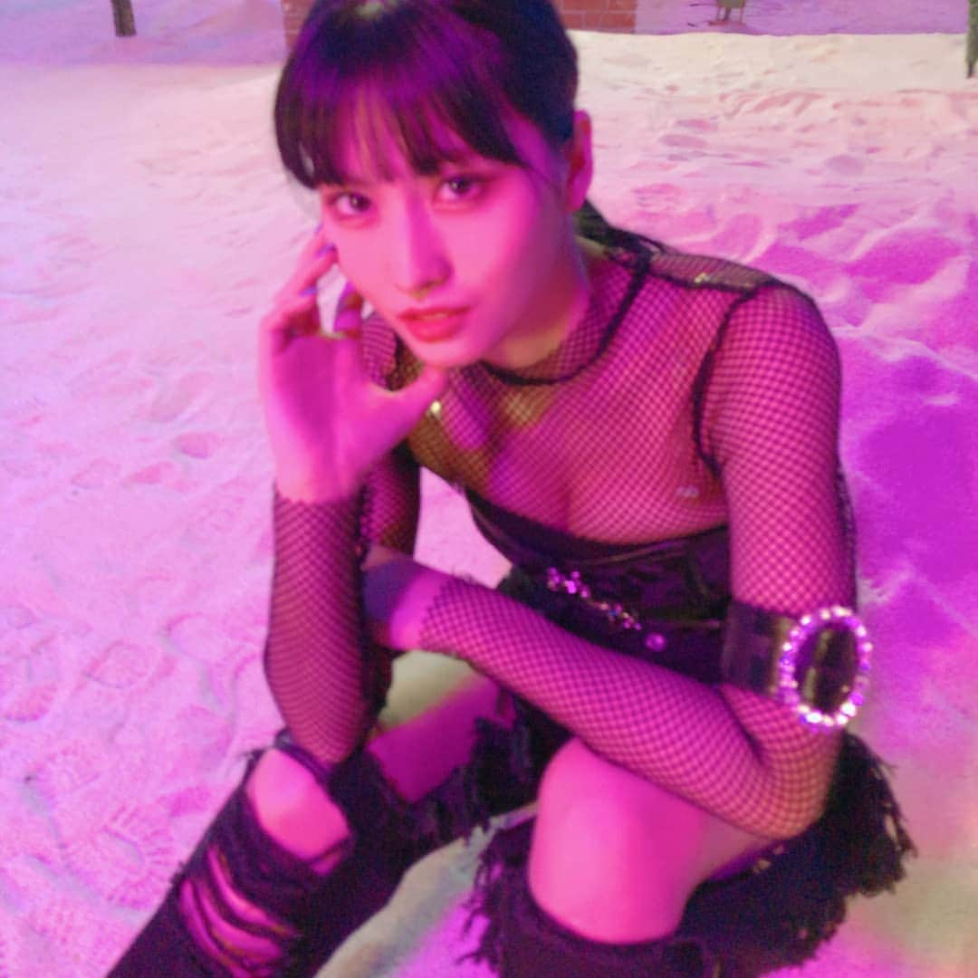 TWICEさんのインスタグラム写真 - (TWICEInstagram)「#breakthrough #나연언니 가 찍어준거라고 꼭 말하라고했어요🐰 나연언니가 흰옷사진 찍어주셨어요🐷🐰🍑 블랙은 매니저언니🤟」6月18日 1時26分 - twicetagram