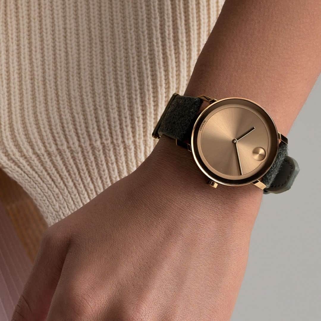 のインスタグラム：「The beauty of bronze paired with the touch of felt. #MovadoBold」