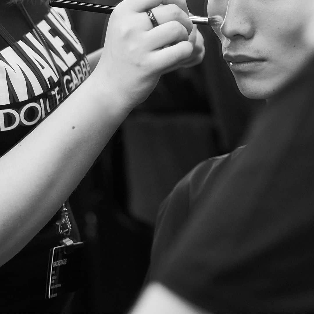 ドルチェ&ガッバーナさんのインスタグラム写真 - (ドルチェ&ガッバーナInstagram)「The talented hands of the MBA Academy students prepare the models' make up before the #DGSartoria Men's Fashion Show. @dgbeauty #DGMillennialskin4Men #DGMenSS20 #DGFattoAMano #DolceGabbana」6月18日 1時31分 - dolcegabbana