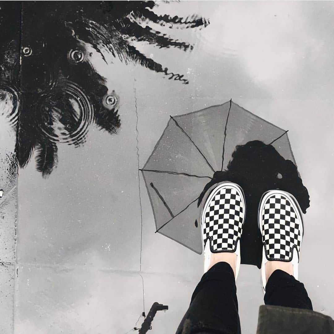 のインスタグラム：「Rainy day reflections via @its_akraken. vans.com/classics #vansgirls」