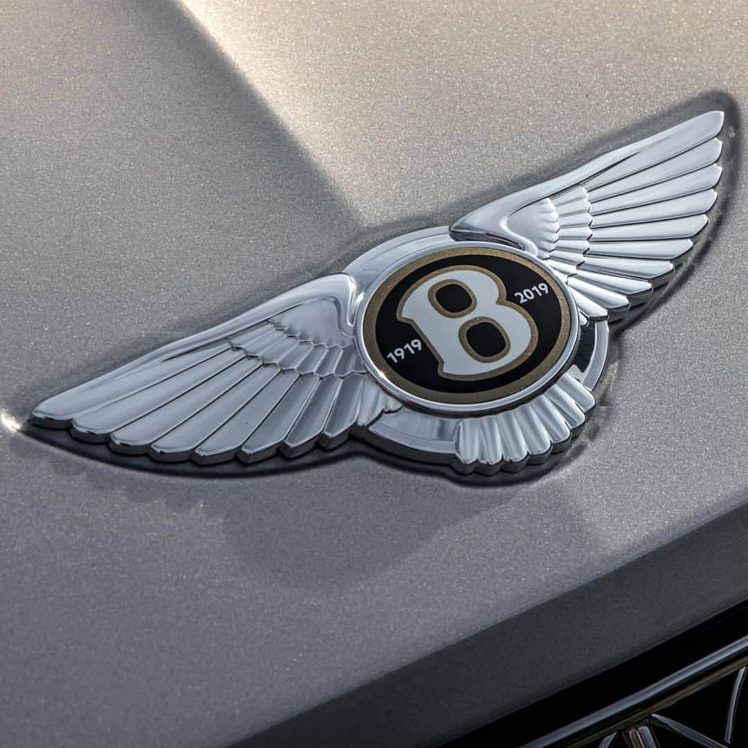 ベントレーさんのインスタグラム写真 - (ベントレーInstagram)「The #Bentley winged B bonnet badge. Seen here on the new Continental GT Convertible in Extreme Silver. Configure the #ContinentalGTC through link in bio.  Continental GT Convertible WLTP drive cycle: fuel consumption, mpg (l/100km) - Combined 20.2 (14.0). Combined CO2 – 317 g/km.」6月18日 1時43分 - bentleymotors