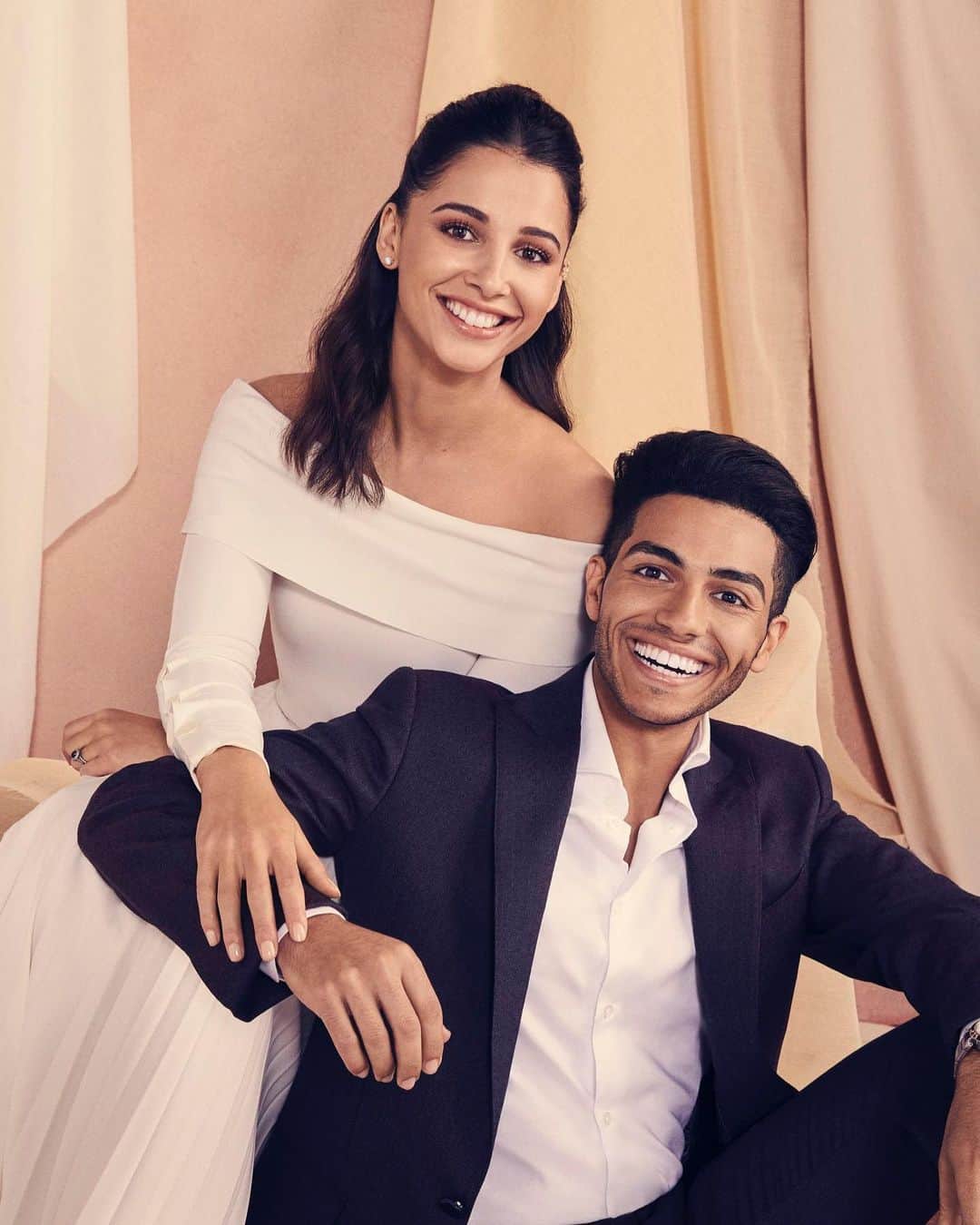 メナ・マスードのインスタグラム：「Smiling because #Aladdin is the number 1 movie in the UK for the 4th weekend in a row! Thanks so much for all your support 🙏🏾 Can’t tell you how much it means to us & all artists of color! And yes. We know it looks like we’re getting married 😂」