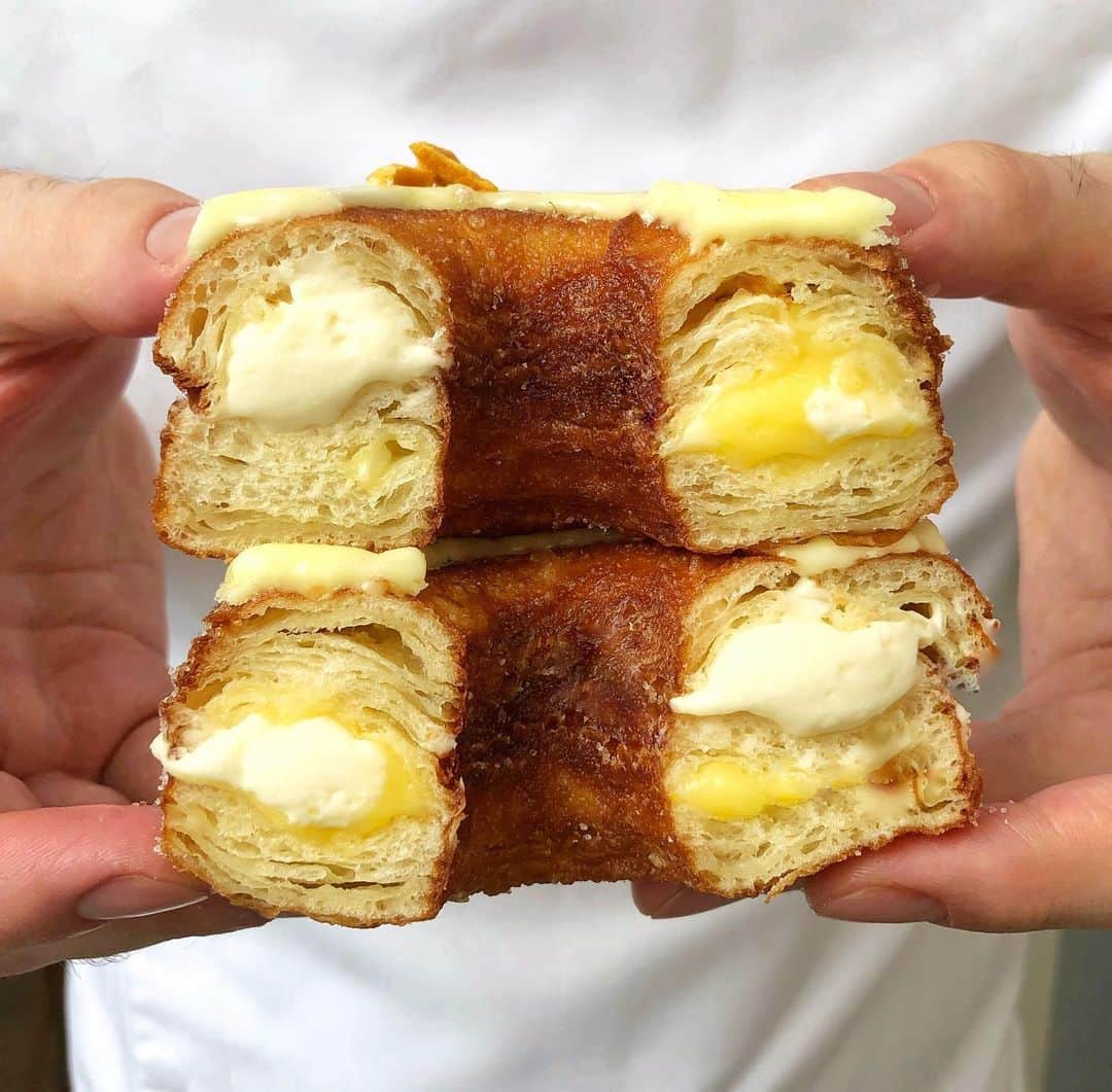 DOMINIQUE ANSEL BAKERYさんのインスタグラム写真 - (DOMINIQUE ANSEL BAKERYInstagram)「Getting ready for July’s Cronut for NYC: Meyer Lemon Wildflower Honey, filled with homemade Meyer lemon curd and creamy wildflower honey ganache. Fruity and floral flavors for sunny summer days ahead. 😎🍋🍯 Starts July 1st in Soho (preorders are up online now at NYC.CronutPreorder.com). #Cronut #DominiqueAnselBakery」6月18日 1時55分 - dominiqueansel