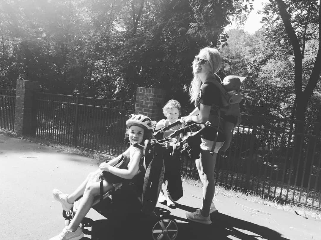 ブリット・ニコルのインスタグラム：「3.3 miles this morning with one on my back and 2 in the stroller/scootering! So so fun. I love to work out, I love to be outside, and I love to share this with my kids and other friends! Get up, get out and get moving. No excuses. You are victorious, You are an overcomer, You are strong and You are powerful!!! 🙌🏼」