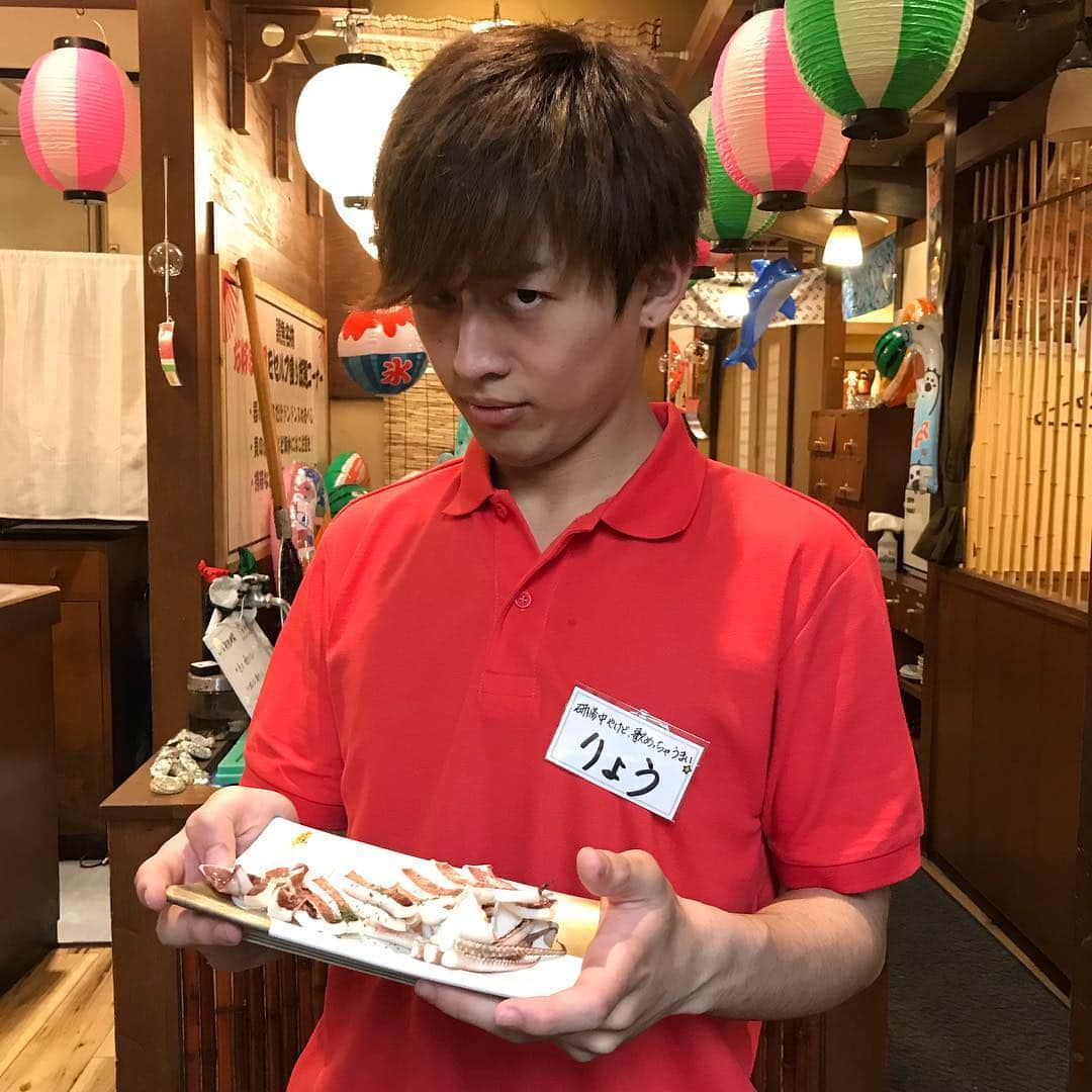 鶏魚 谷町さんのインスタグラム写真 - (鶏魚 谷町Instagram)「鶏魚です！しーちゃんです🎶 新しく仲間入りしたスタッフの「稜くん」です*\(^o^)/* よろしくね♡ #新しいスタッフ #りょうくん #鶏魚 #大阪 #谷町四丁目 #駅近 #セルフ飲み放題 #地域最安値 #コース #座敷 #個室 #貝盛り放題 #ガンガン焼き #あさり #はまぐり #ホンビノス貝 #牡蠣 #さざえ #飲み会 #女将」6月18日 1時51分 - toriuotanimati