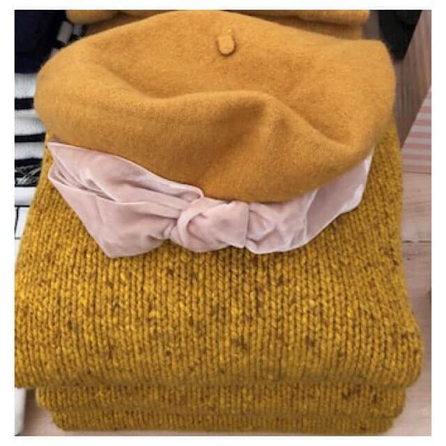 キャベジズ&ローゼズのインスタグラム：「They were all yellow 💛🎼💛 Tap to shop the neatest pieces of the season in delightful yellow. The Charlotte Aran Sweater and Brushed Mustard Beret with Velvet Bow shine brilliantly in this beautiful hue and add a touch of sunshine to any ensemble #taptoshop #handmadehat #madeinscotland #cashmeremerino #yellowberet #yellowsweaters #velvetbow #ethicalfashion #cabbagesandroses #cabbagesandrosesfashion @christina_strutt @cabbagesandroses_shop 👆Link In Bio👆」