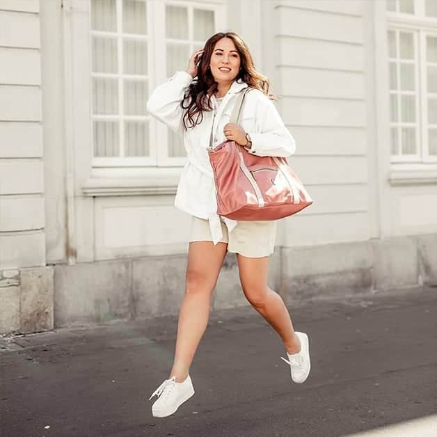 のインスタグラム：「@mochicas brings a fresh summer look to our #satin bags」