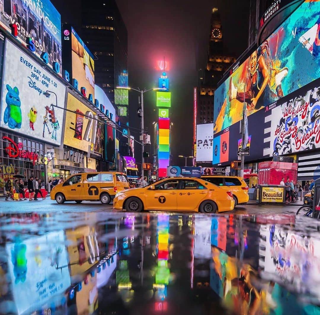 のインスタグラム：「Times Square ablaze in rainbow colors. Captured by @nyclovesnyc  #bondno9 #bondno9ny #newyork #newyorkcity #nyc #timessquare #nycpride #pride #lgbtq #worldpride #worldpride2019 #fragrance #perfume #love」