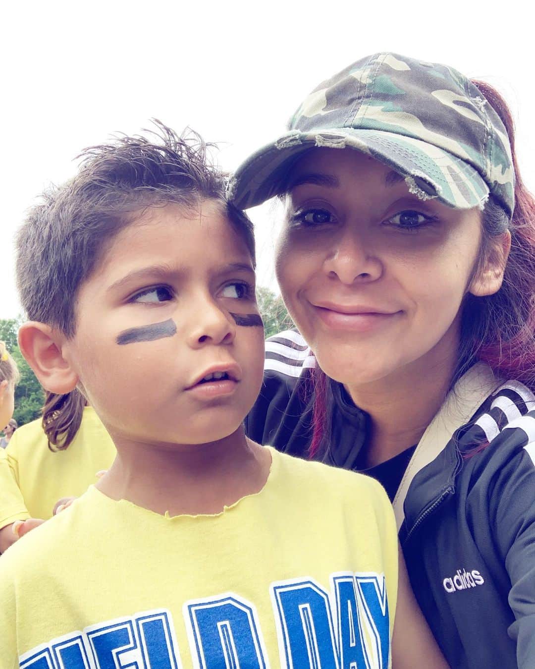 ニコール・ ポリッツィのインスタグラム：「Field day & kids already embarrassed to take pics with his mawma. GO LORENZO GOOOO 🙋🏽‍♀️ #proud」
