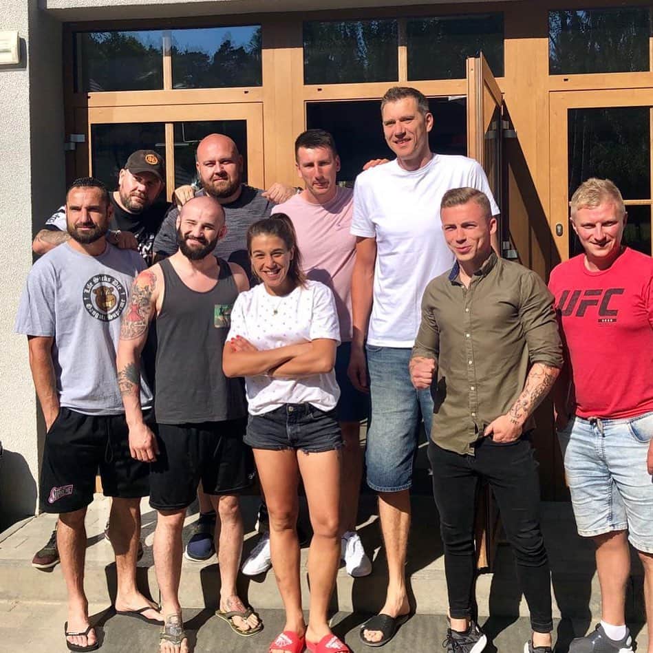 マルチン・ヴァシレフスキのインスタグラム：「Część zawodników drużyny @joannajedrzejczyk ,@cezary.trybanski.official @kornik_ksw plus ekipa @fundacja_cancerfighters 💪🏻」