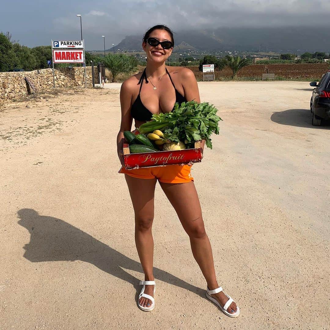 ナオミ・シマダのインスタグラム：「🍓🍊🥒 feelin’ like oprah 🍑🍉🥬」