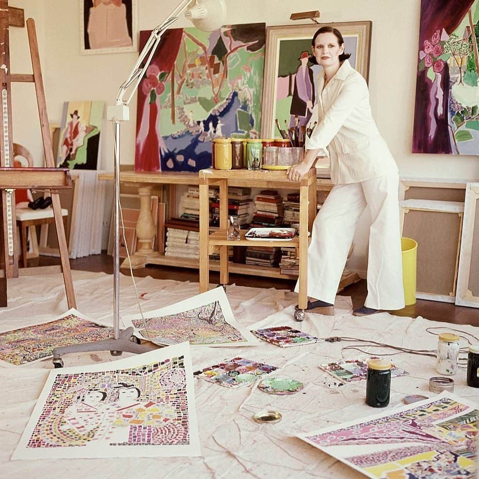 ELLE DECORさんのインスタグラム写真 - (ELLE DECORInstagram)「Earlier today, fashion designer, artist, and socialite Gloria Vanderbilt passed away at the age of 95. Back in 2014, the icon opened up about her lifelong passion for art, and her work as an artist, in an interview with ELLE Decor. “Painting is the art form that gives me the most freedom,” Vanderbilt told ED. “The creative process is like getting on a train and not getting off.” We’re paying tribute to the legendary woman with this portrait of Vanderbilt in her studio.  #gloriavanderbilt」6月18日 2時08分 - elledecor