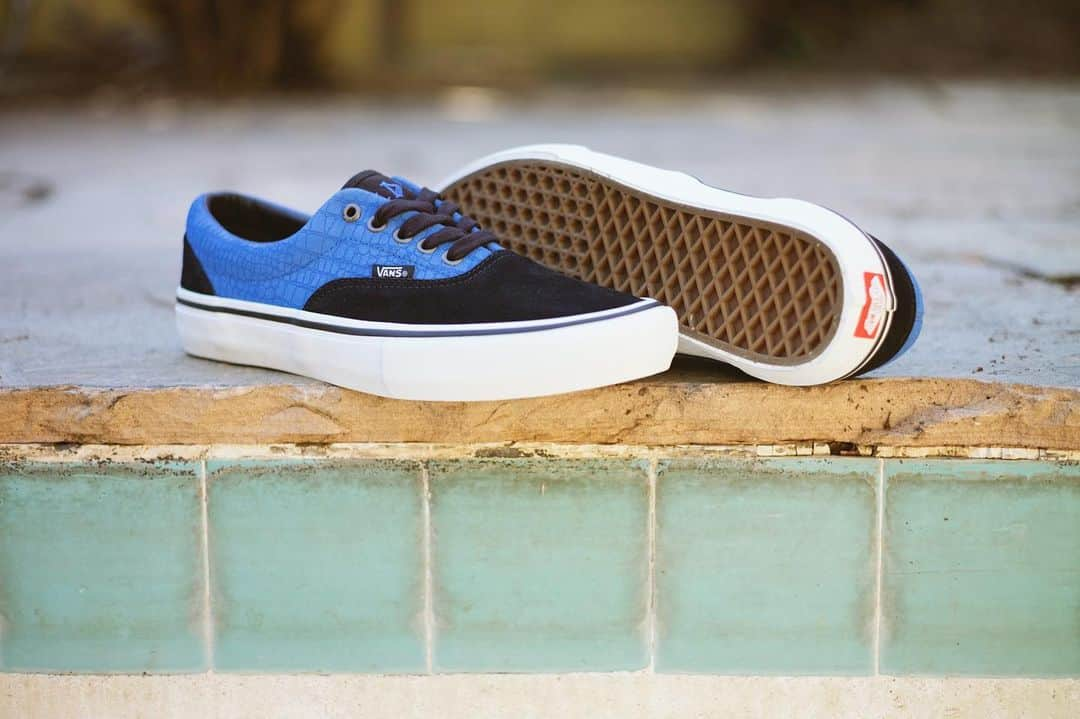 Vans Skateさんのインスタグラム写真 - (Vans SkateInstagram)「Classic vulc style with @HotelRwanda’s personal twist. Pick up a pair of Rowan’s signature black and blue croc suede Era Pro colorway at a skate shop near you. Find your closest retailer with our store locator at vans.com/skate」6月18日 2時11分 - vansskate