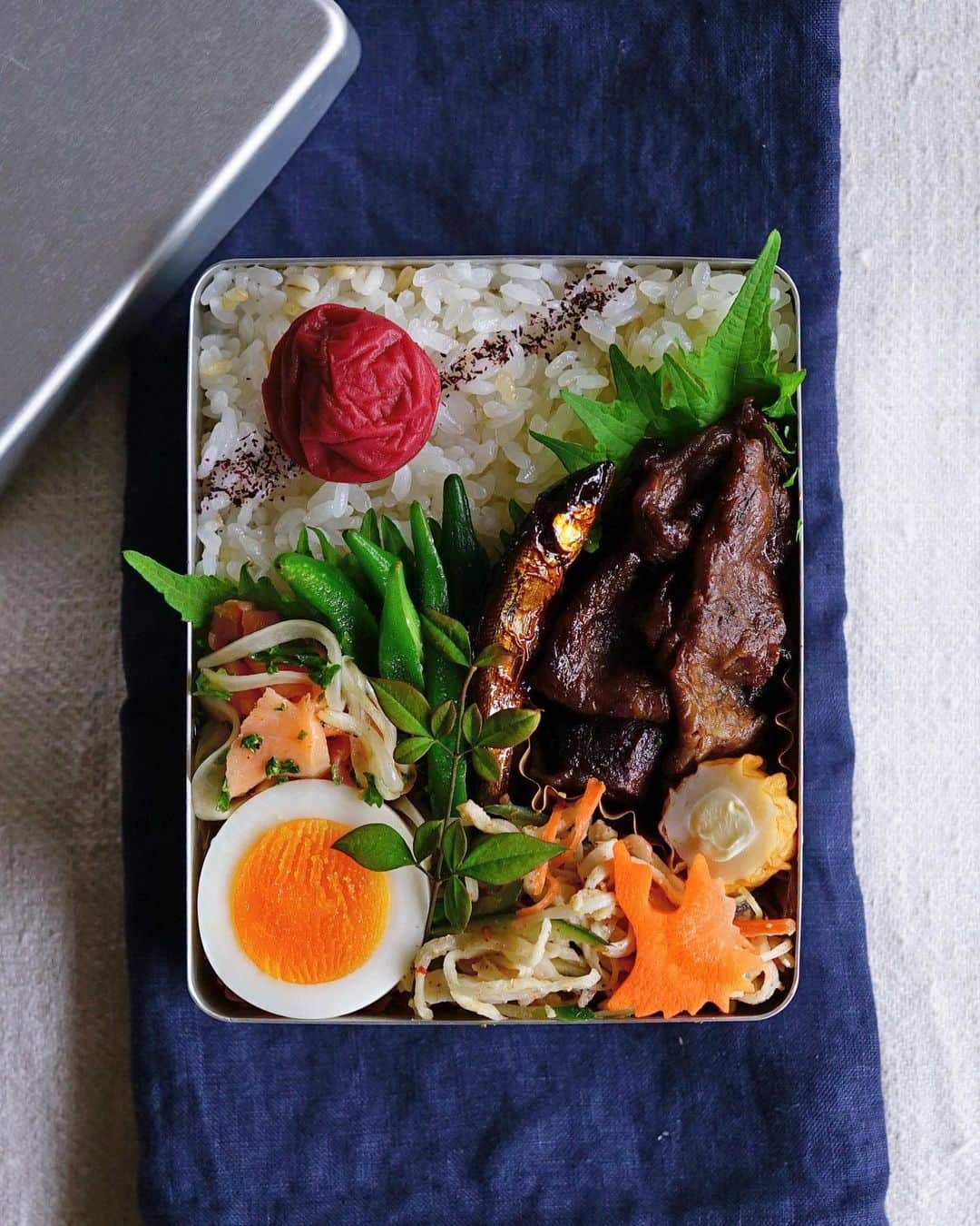 Ryoko Yunokiのインスタグラム：「+ + + Soy-glazed beef bento/牛肉の時雨煮弁当 . *rice and umeboshi *soy-glazed beef *dashi-simmered okra *smoked salmon and onion salad *dried daikon and veggies salad *hard-boiled egg *soy-glazed fish, chikuwa and cheese . ＊ご飯と梅干し ＊牛肉の時雨煮 ＊オクラの出汁煮 ＊スモークサーモンと玉ねぎのサラダ ＊切り干し大根と野菜のサラダ ＊ゆで卵 ＊稚鮎の佃煮、竹輪チーズ . . Dried daion and veggies salad ingredients: *dried daikon, soaked in water for about ten minutes, drained well and cut into pieces *cucumber and carrot, shredded *sesame seeds and paste *mayo *soy sauce and a little sugar + + + #bento #お弁当 #丸の内弁当 #f52grams #アルミ弁当」