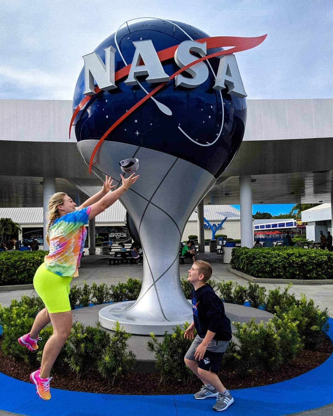 イスクラ・ローレンスさんのインスタグラム写真 - (イスクラ・ローレンスInstagram)「Thanking God for the most wonderful family, thank you for the best time in Orlando love you all💃❤️」6月18日 7時38分 - iskra