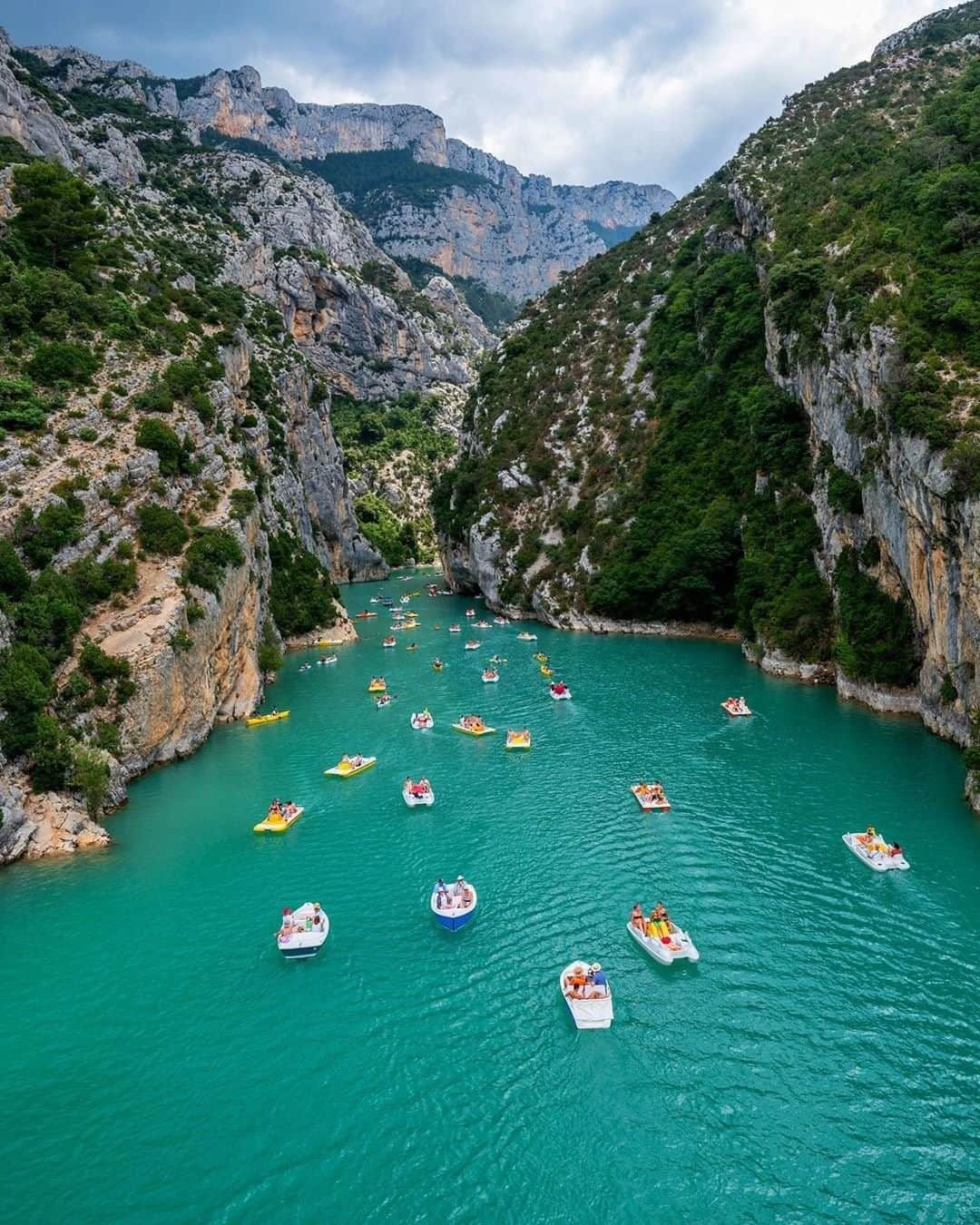 Travel + Leisureさんのインスタグラム写真 - (Travel + LeisureInstagram)「From the Côte d’Azur, you can wind up deep in Provence or in the heart of some of Europe’s most stunning canyons. Get our guide to the French Riviera at our link in bio! #tlpicks courtesy of @sassychris1」6月18日 7時45分 - travelandleisure
