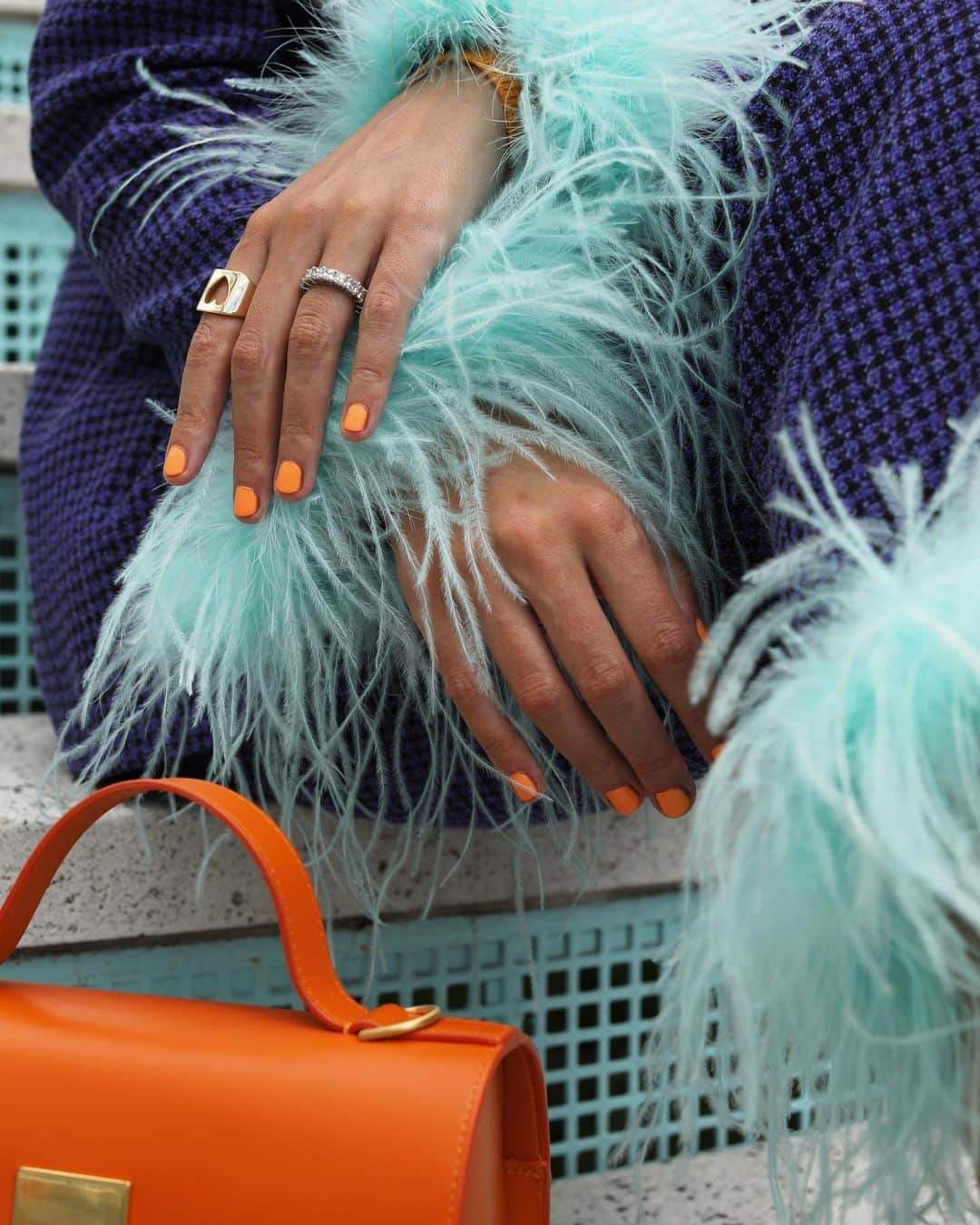 ブレア・イーディーさんのインスタグラム写真 - (ブレア・イーディーInstagram)「<bright, bright summer 🧡 // feathered fun and cool color on Atlantic-Pacific styling the @essie summer collection> I am wearing the shade 'Soles on Fire' 🔥 ...see all the new polishes and three feathery looks on Atlantic-Pacific  #essiesummer2019 #ad」6月18日 2時14分 - blaireadiebee