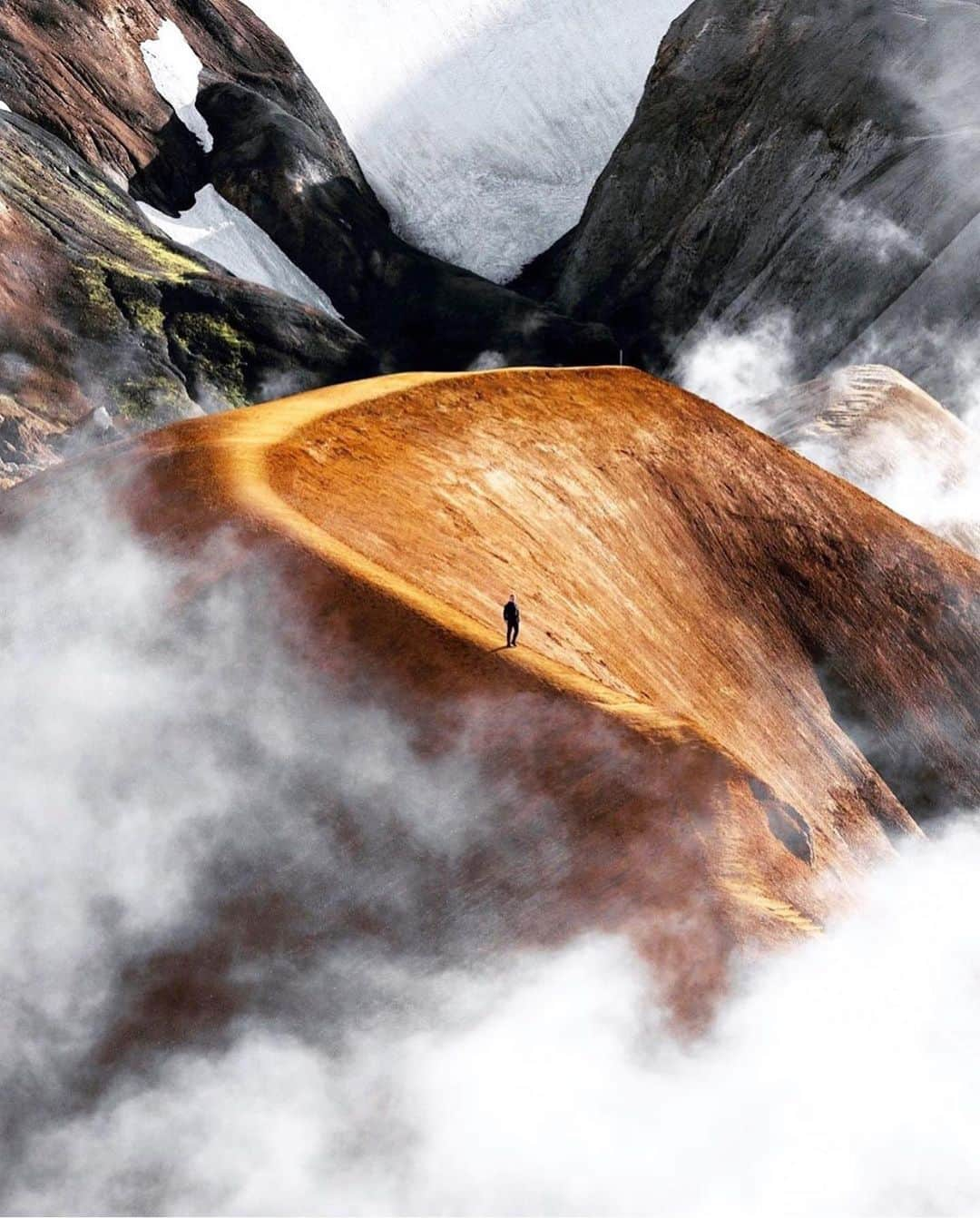 Canon Photographyさんのインスタグラム写真 - (Canon PhotographyInstagram)「Photography by @h0rdur “The Highlands of Iceland are my favourite area to explore in Iceland. Mystical paths around geothermal landscapes and volcanic deserts, a truly otherworldly experience! This shot was taken on a Highlands trip last year with @whereisweatherby, can’t wait to go again this summer!” #cpfeatureme #iceland #highlands #volcanic」6月18日 2時14分 - cpcollectives