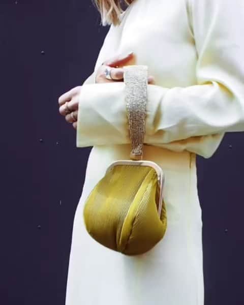 アクセサライズのインスタグラム：「Take a walk on the glam side with vintage inspired clutches and statement resin hair clips. 📷 @naaomiross 🔍Bag - 7905799800 🔍 Clips - 6868932700  Tap the link in the bio to shop now.  #Accessorize #Accessorizer」