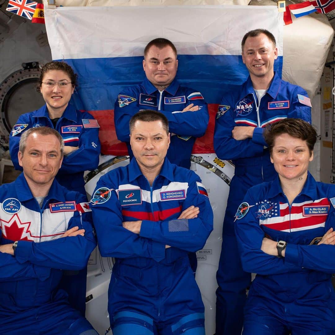 国際宇宙ステーションさんのインスタグラム写真 - (国際宇宙ステーションInstagram)「The Expedition 59 crewmembers gather for a portrait inside Japan's Kibo laboratory module. Front row from left are David Saint-Jacques, Oleg Kononenko and Anne McClain who are returning to Earth June 24. In the back are Christina Koch, Alexey Ovchinin and Nick Hague. #nasa #roscosmos #csa #unitedstates #russia #canada #astronaut #cosmonaut #international #space #station」6月18日 2時19分 - iss