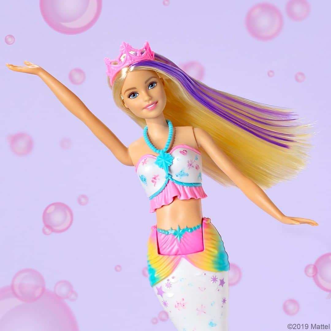 バービーさんのインスタグラム写真 - (バービーInstagram)「Heading into the week with a splash! 🐠🐚💦 Young artists will dive into design with the #Barbie Dreamtopia Color Magic Mermaid Doll. Use color wands to decorate the bodice, tail and fin over and over again!」6月18日 2時30分 - barbie