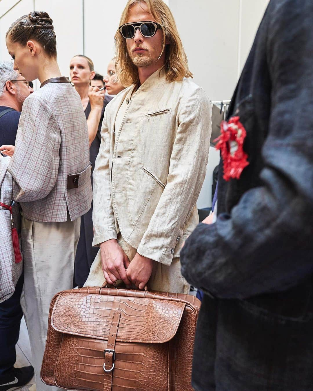 Armani Officialさんのインスタグラム写真 - (Armani OfficialInstagram)「Summer travel vibes with an elegant #GiorgioArmani twist backstage at the Men’s fashion show #mfw  Credits: @davide.gallizio」6月18日 2時30分 - emporioarmani