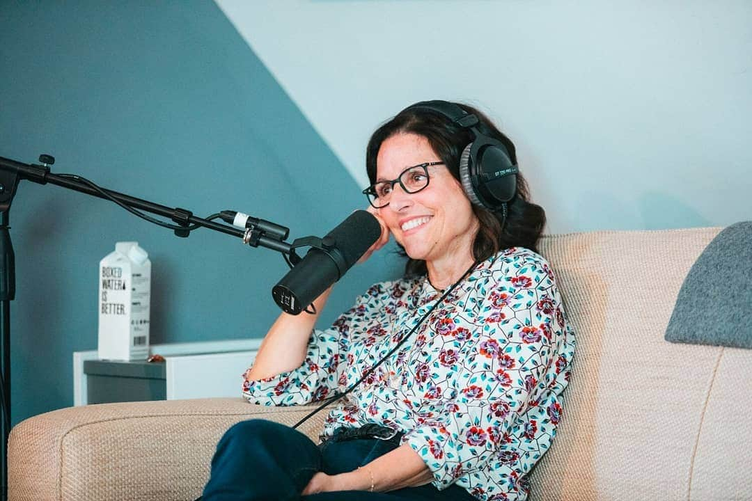 ダックス・シェパードさんのインスタグラム写真 - (ダックス・シェパードInstagram)「OH Boy! We got her!!!! We did it! Julia Louis-Dreyfus @officialjld is in our tiny attic today! The whole AE staff is head over heels in love. ALL three of us! ♥️♥️♥️ Thanks Julia!!! @armchairexppod」6月18日 2時22分 - daxshepard