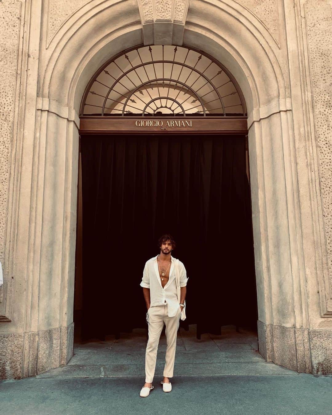マーロン・テシェイラのインスタグラム：「—- “Grazie mille Milano.” 🇮🇹❤️🙏 @armani —- 🎩...Peace&Light...♻️ —- #CiaoMilano #GrazieMille #i❤italy #GoodVibesOnly」