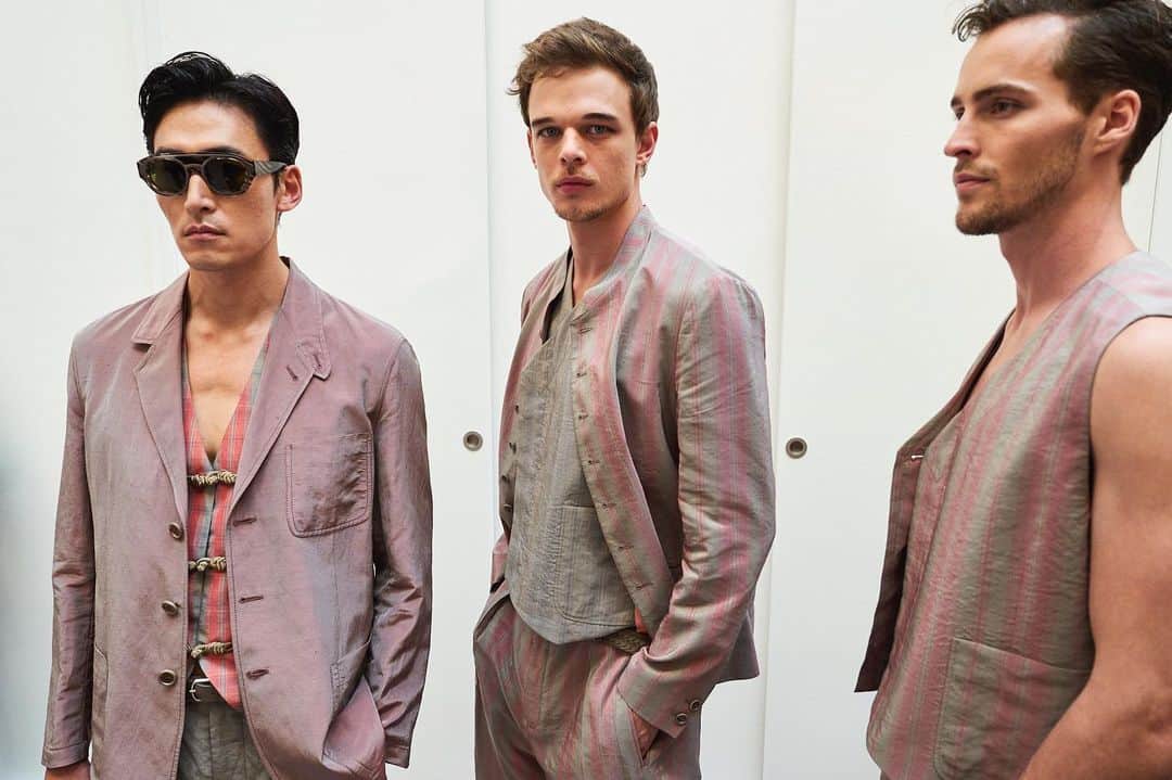 Armani Officialさんのインスタグラム写真 - (Armani OfficialInstagram)「Delicate stripes on iridescent fabrics backstage at the #GiorgioArmani SS20 men’s fashion show #mfw  Credits: @davide.gallizio」6月18日 2時31分 - emporioarmani