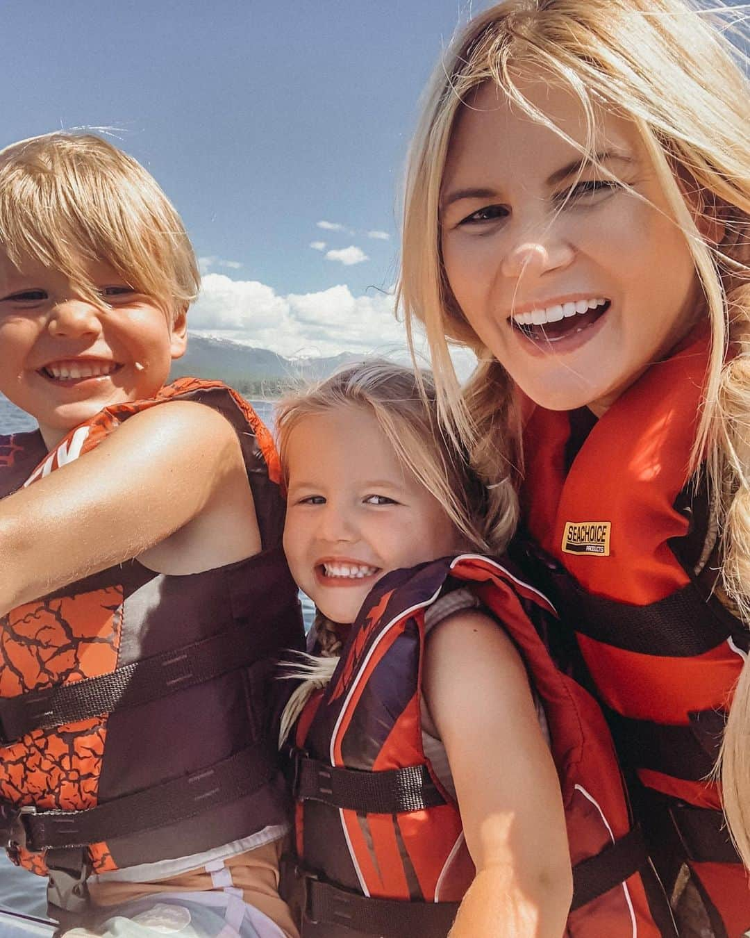 Amber Fillerup Clarkさんのインスタグラム写真 - (Amber Fillerup ClarkInstagram)「We don’t look alike at all 😆 a snap from jet skiing this weekend!」6月18日 2時37分 - amberfillerup