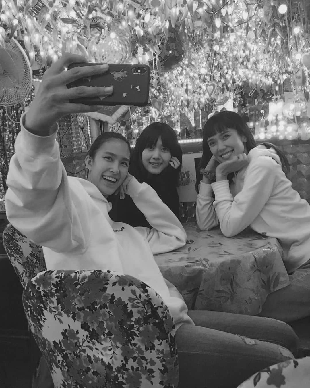 金原杏奈のインスタグラム：「インテリアの激しいレストランで 💁🏻‍♀️🤳🏻」