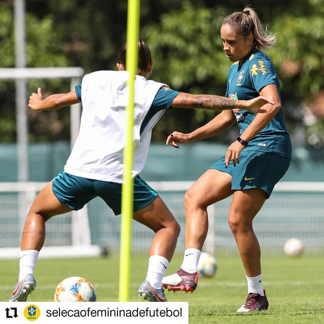 サッカー ブラジル代表チームさんのインスタグラム写真 - (サッカー ブラジル代表チームInstagram)「Vamos,#GuerreirasdoBrasil! Saiba tudo em @selecaofemininadefutebol  #Repost @selecaofemininadefutebol • • • • • • Tudo pronto para o jogo de amanhã, hein? Seleção fez o último treino antes do duelo contra a Itália. Vale classificação! ⠀ 🇧🇷 x 🇮🇹 - 18/06 - 16h ⠀ #JogaBola #CopadoMundo #SeleçãoFeminina ⠀ Fotos: CBF」6月18日 2時47分 - cbf_futebol