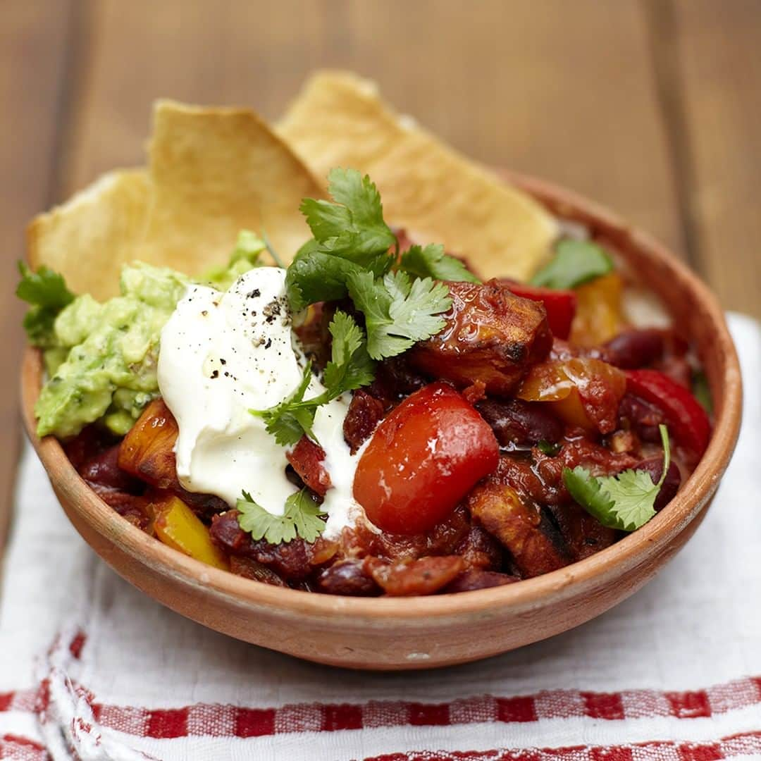 ジェイミー・オリヴァーさんのインスタグラム写真 - (ジェイミー・オリヴァーInstagram)「A steaming bowl of #veggie chilli. You can't beat this stuff whatever the time of year! It's definitely up there as one of my favourite go-to veggie meals!!! What's yours?? #MeatFreeMonday #MFMcountMeIn」6月18日 2時46分 - jamieoliver