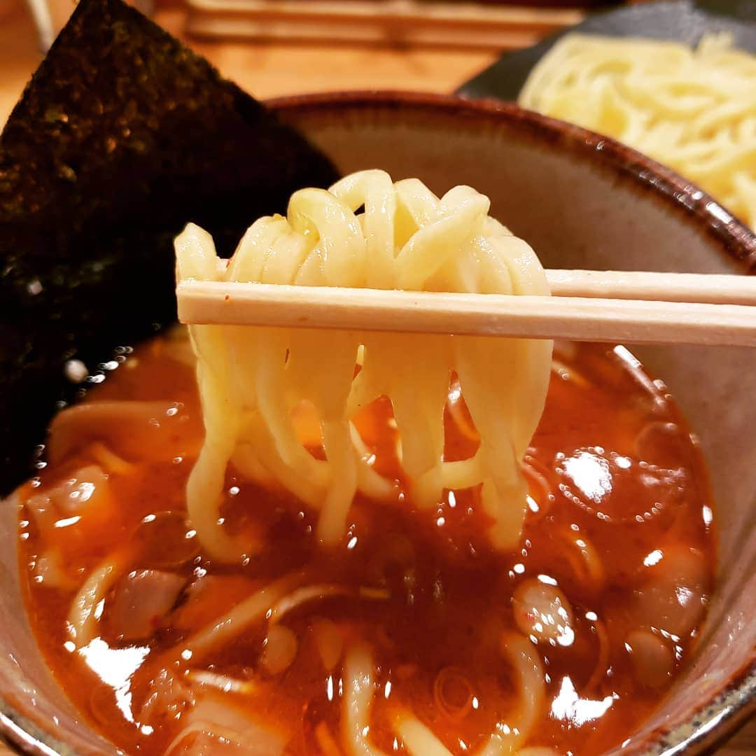 東朋宏さんのインスタグラム写真 - (東朋宏Instagram)「今日の深夜飯はつけ麺やすべえ！  屯ちんかやすべえで迷ってたんだけど、やすべえの辛味つけ麺にニンニクを入れるとめっちゃ旨いという情報が入って来たからこっちにした！(笑)  みんな知らないかもしれないけど、こんな夜中に一人でつけ麺の麺を箸で持ち上げて写真撮るのって結構恥ずかしいんだぜ！  #薬酒インスタ対決 #深夜飯 #つけ麺 #大盛 #やすべえ #にんにく好き #スープ割も忘れない」6月18日 2時46分 - tomohiro_azuma