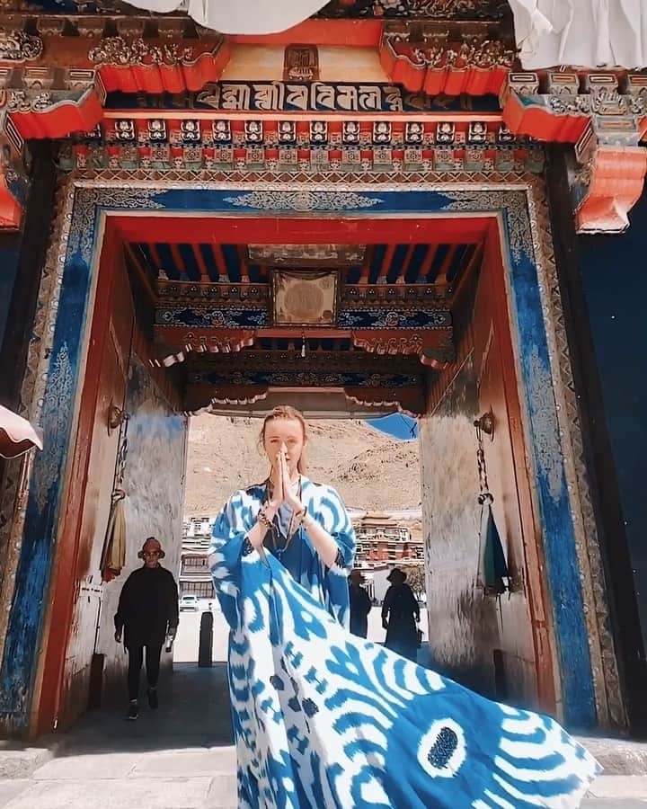 Murad Osmannのインスタグラム：「When you first arrive to Tibet you expect to see monks everywhere in a day to day life. Unfortunately it is not like that nowadays as urban lifestyle is beginning to dominate the lifestyle of locals and they move to bigger cities. 𝙏𝙖𝙨𝙝𝙞 𝙇𝙝𝙪𝙣𝙥𝙤 𝙈𝙤𝙣𝙖𝙨𝙩𝙚𝙧𝙮 𝙞𝙣 𝙎𝙝𝙞𝙜𝙖𝙩𝙨𝙚 𝙬𝙖𝙨 𝙩𝙝𝙚 𝙛𝙞𝙧𝙨𝙩 𝙥𝙡𝙖𝙘𝙚 𝙬𝙝𝙚𝙧𝙚 𝙬𝙚 𝙛𝙚𝙡𝙩 𝙩𝙝𝙚 𝙖𝙣𝙘𝙞𝙚𝙣𝙩 𝙫𝙞𝙗𝙚𝙨. 𝙄𝙩 𝙞𝙨 𝙨𝙞𝙩𝙪𝙖𝙩𝙚𝙙 𝙞𝙣 𝙩𝙝𝙚 𝙨𝙚𝙘𝙤𝙣𝙙 𝙡𝙖𝙧𝙜𝙚𝙨𝙩 𝙘𝙞𝙩𝙮 𝙞𝙣 𝙏𝙞𝙗𝙚𝙩 𝙖𝙣𝙙 𝙬𝙖𝙨 𝙛𝙤𝙪𝙣𝙙𝙚𝙙 𝙞𝙣 1447 𝙗𝙮 𝙩𝙝𝙚 𝙛𝙞𝙧𝙨𝙩 𝘿𝙖𝙡𝙖𝙞 𝙇𝙖𝙢𝙖.  It acts as a traditional seat of successive Panchen Lamas, who are Tibet’s second highest incarnation. It was there where we observed Buddhist debates. They can get very heated, and the debaters use expansive and emphatic hand gestures during the debates, often stamping their feet to make a point. #Followmeto Tibet with @natalyosmann ❖❖❖❖❖❖❖❖❖❖❖❖❖❖❖❖❖❖❖❖❖❖❖❖❖ Когда впервые приезжаешь в Тибет, то ожидаешь увидеть монахов везде в повседневной жизни. К сожалению сейчас это не так, поскольку городской образ жизни начинает доминировать над традиционными у местных жителей и они переезжают в крупные города. Монастырь Ташилунпо в Шигадзе был первым местом, где мы почувствовали древние вибрации - он был основан в 1447г 1-м Далай Ламой. На протяжении всей истории он действует, как традиционное место пребывания Панчен-Лам, которые являются вторыми по рангу ламы после Далай-ламы. Кстати именно там мы наблюдали буддистские дебаты, участники которых используют обширные жесты рукой и хлопок как временной промежуток, за который твой оппонент должен ответить на поставленный тобой вопрос. #followmetotibet」