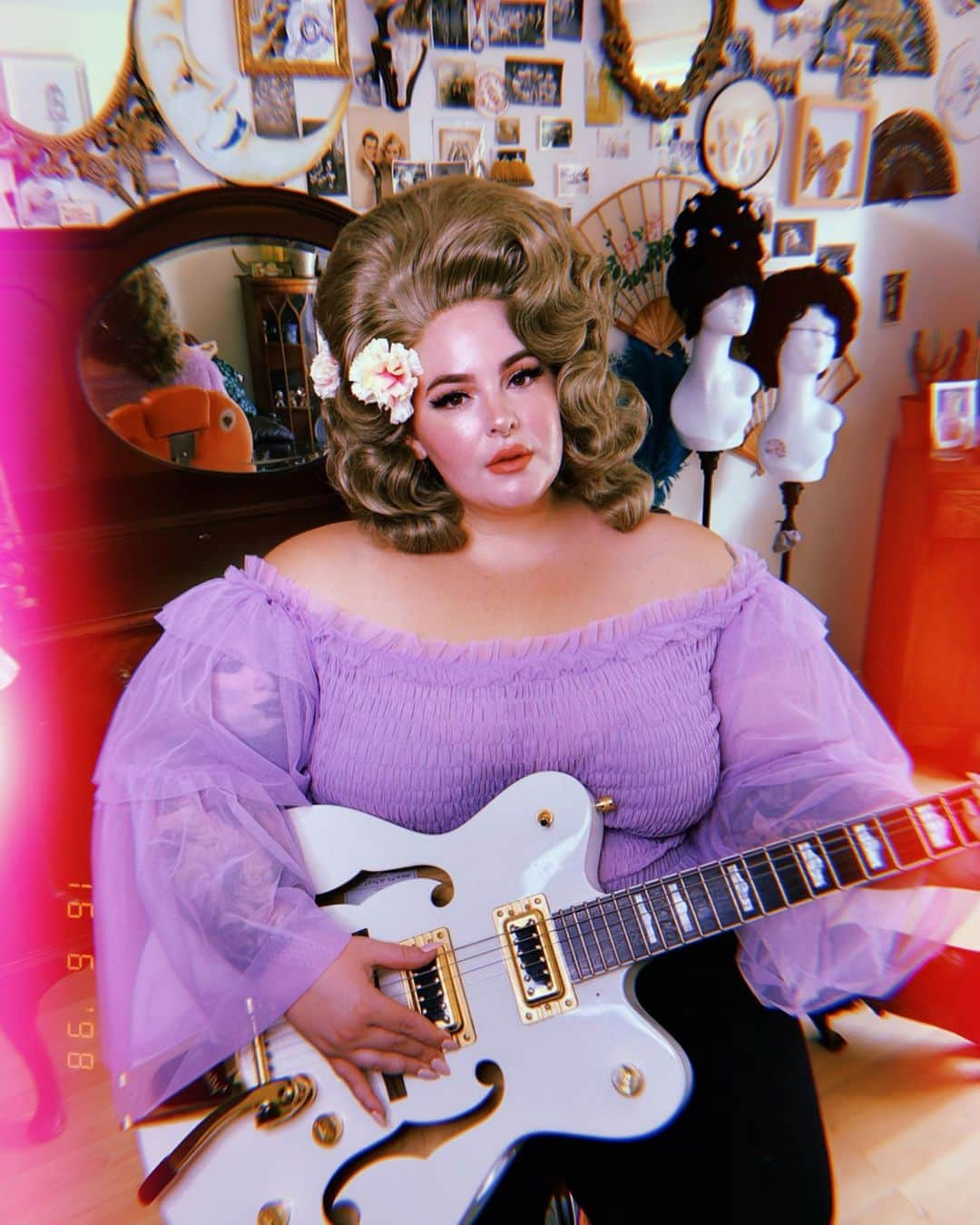 テス・ホリデーさんのインスタグラム写真 - (テス・ホリデーInstagram)「Dolly Holliday ✌🏻🎶 Y’all know I’m a huge @dollyparton fan & I’ve been waiting for the perfect moment to have a little dress up as my 👑. @neciashairstyling styled this beautiful wig for me, & I did my makeup! My #priscillaonoxeloquii top happened to be in my luggage in London & thought “this is meant to be!” One day I’ll get to meet her & tell her how much she means to me, but until then I’ll keep living my life like Dolly, full of sunshine, big hair, & big ole boobs 🥰 #dollyparton #biggerthehair」6月18日 3時04分 - tessholliday