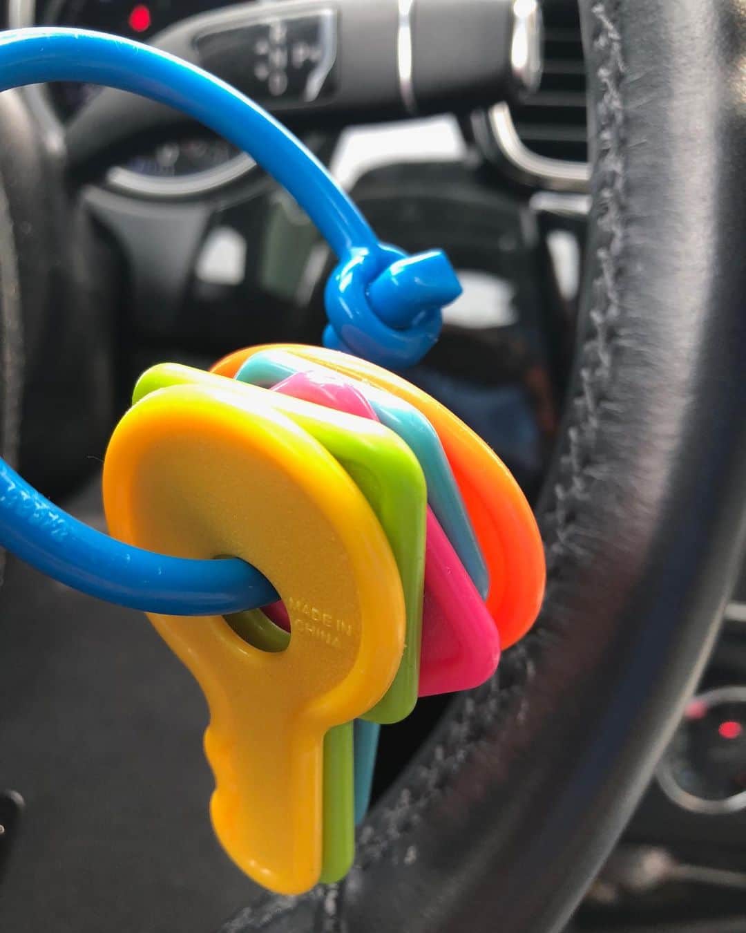 メリッサ・ラウシュのインスタグラム：「When you get in your car, pull these out of your purse - and remain fully convinced for a second that they will actually start the vehicle. #keystocrushingit」