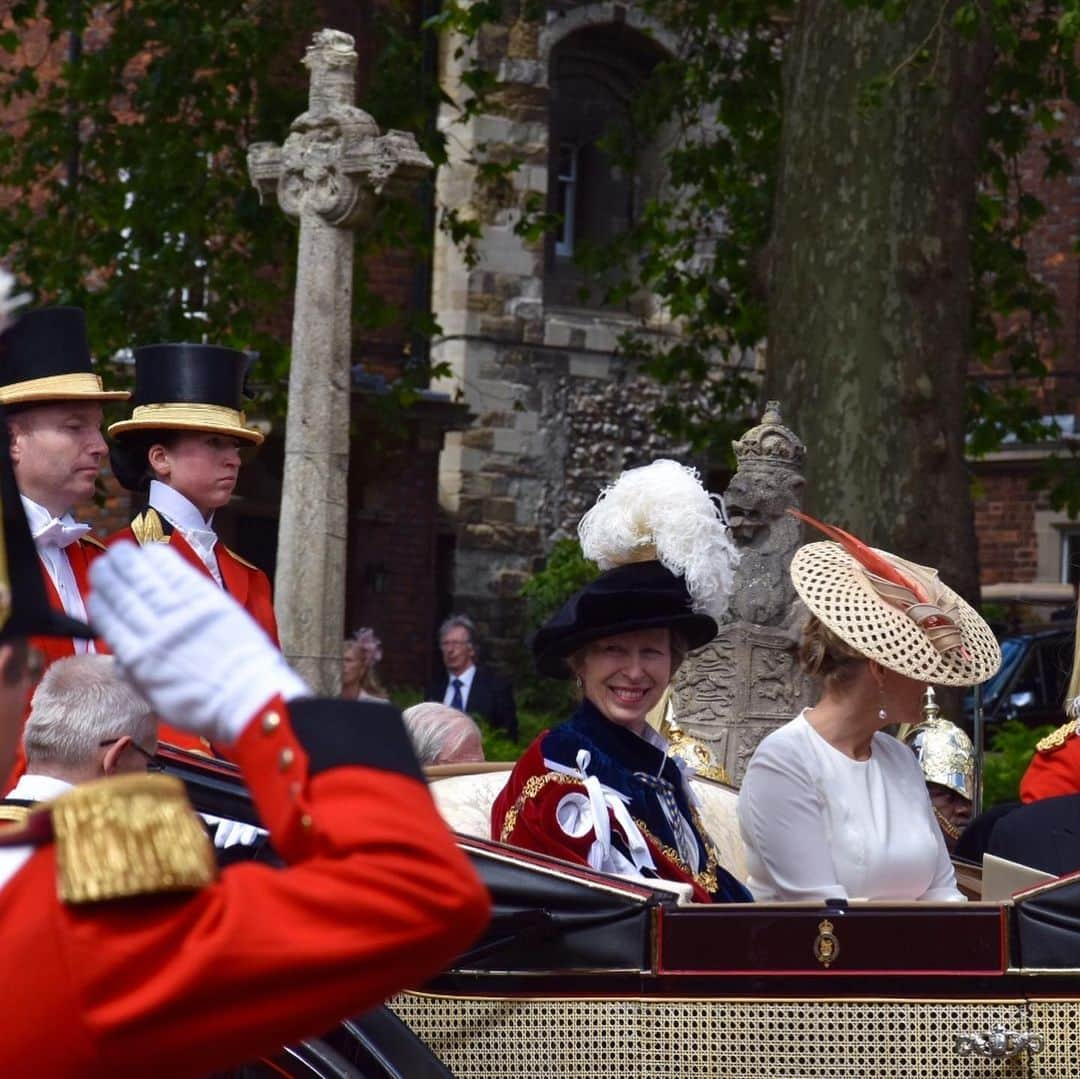 ロイヤル・ファミリーさんのインスタグラム写真 - (ロイヤル・ファミリーInstagram)「The Queen and members of The Royal Family have today attended a Garter Day service and ceremony at Windsor Castle.  The King of Spain and The King of the Netherlands also attended this year’s Garter Day, during which they were installed in St. George’s Chapel as Supernumerary, or ‘Stranger’, Knights of the Garter.  New appointments to "The Garter" were invested in the Garter Throne Room and include a Lady Companion, athlete Lady Mary Peters, and a Knight Companion, the Marquess of Salisbury, a former Chairman of the Thames Diamond Jubilee Foundation.  The Prince of Wales, The Duke of Cambridge, The Duke of York, Earl of Wessex, the Duke of Kent and The Duke of Gloucester are all Knights of the Garter. The Princess Royal and Princess Alexandra are both Lady Companions. Their Royal Highnesses all attended #GarterDay  The Duchess of Cambridge, Duchess of Cornwall, The Countess of Wessex and The Duke and Duchess of Gloucester attended the service. 📷 PA Images & Royal Communications」6月18日 3時00分 - theroyalfamily