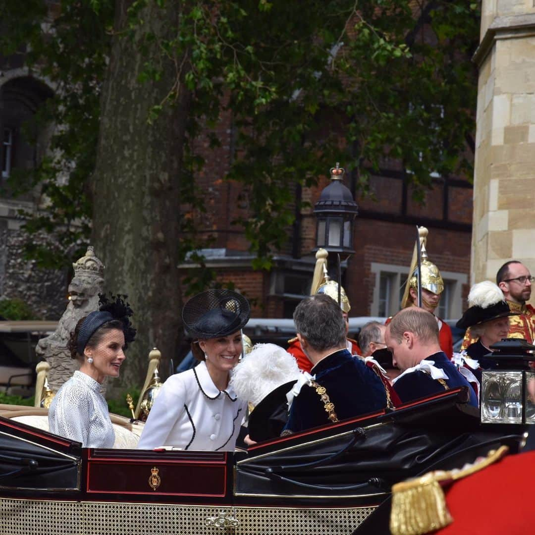 ロイヤル・ファミリーさんのインスタグラム写真 - (ロイヤル・ファミリーInstagram)「The Queen and members of The Royal Family have today attended a Garter Day service and ceremony at Windsor Castle.  The King of Spain and The King of the Netherlands also attended this year’s Garter Day, during which they were installed in St. George’s Chapel as Supernumerary, or ‘Stranger’, Knights of the Garter.  New appointments to "The Garter" were invested in the Garter Throne Room and include a Lady Companion, athlete Lady Mary Peters, and a Knight Companion, the Marquess of Salisbury, a former Chairman of the Thames Diamond Jubilee Foundation.  The Prince of Wales, The Duke of Cambridge, The Duke of York, Earl of Wessex, the Duke of Kent and The Duke of Gloucester are all Knights of the Garter. The Princess Royal and Princess Alexandra are both Lady Companions. Their Royal Highnesses all attended #GarterDay  The Duchess of Cambridge, Duchess of Cornwall, The Countess of Wessex and The Duke and Duchess of Gloucester attended the service. 📷 PA Images & Royal Communications」6月18日 3時00分 - theroyalfamily