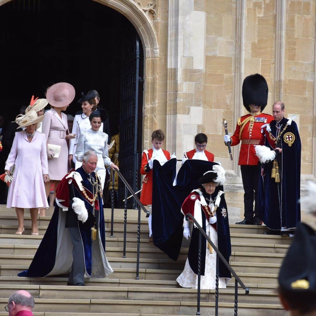 ロイヤル・ファミリーさんのインスタグラム写真 - (ロイヤル・ファミリーInstagram)「The Queen and members of The Royal Family have today attended a Garter Day service and ceremony at Windsor Castle.  The King of Spain and The King of the Netherlands also attended this year’s Garter Day, during which they were installed in St. George’s Chapel as Supernumerary, or ‘Stranger’, Knights of the Garter.  New appointments to "The Garter" were invested in the Garter Throne Room and include a Lady Companion, athlete Lady Mary Peters, and a Knight Companion, the Marquess of Salisbury, a former Chairman of the Thames Diamond Jubilee Foundation.  The Prince of Wales, The Duke of Cambridge, The Duke of York, Earl of Wessex, the Duke of Kent and The Duke of Gloucester are all Knights of the Garter. The Princess Royal and Princess Alexandra are both Lady Companions. Their Royal Highnesses all attended #GarterDay  The Duchess of Cambridge, Duchess of Cornwall, The Countess of Wessex and The Duke and Duchess of Gloucester attended the service. 📷 PA Images & Royal Communications」6月18日 3時00分 - theroyalfamily