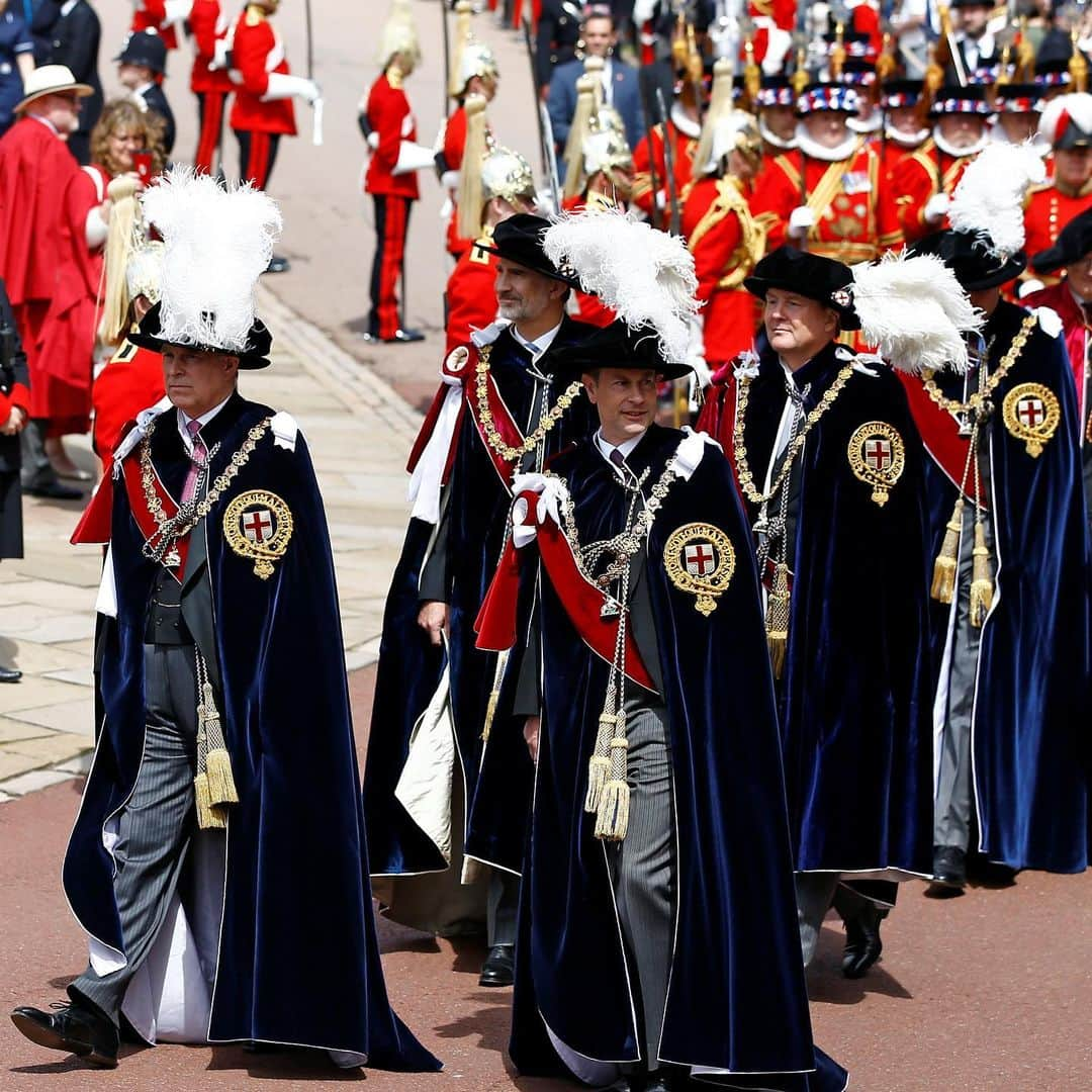 ロイヤル・ファミリーさんのインスタグラム写真 - (ロイヤル・ファミリーInstagram)「The Queen and members of The Royal Family have today attended a Garter Day service and ceremony at Windsor Castle.  The King of Spain and The King of the Netherlands also attended this year’s Garter Day, during which they were installed in St. George’s Chapel as Supernumerary, or ‘Stranger’, Knights of the Garter.  New appointments to "The Garter" were invested in the Garter Throne Room and include a Lady Companion, athlete Lady Mary Peters, and a Knight Companion, the Marquess of Salisbury, a former Chairman of the Thames Diamond Jubilee Foundation.  The Prince of Wales, The Duke of Cambridge, The Duke of York, Earl of Wessex, the Duke of Kent and The Duke of Gloucester are all Knights of the Garter. The Princess Royal and Princess Alexandra are both Lady Companions. Their Royal Highnesses all attended #GarterDay  The Duchess of Cambridge, Duchess of Cornwall, The Countess of Wessex and The Duke and Duchess of Gloucester attended the service. 📷 PA Images & Royal Communications」6月18日 3時00分 - theroyalfamily