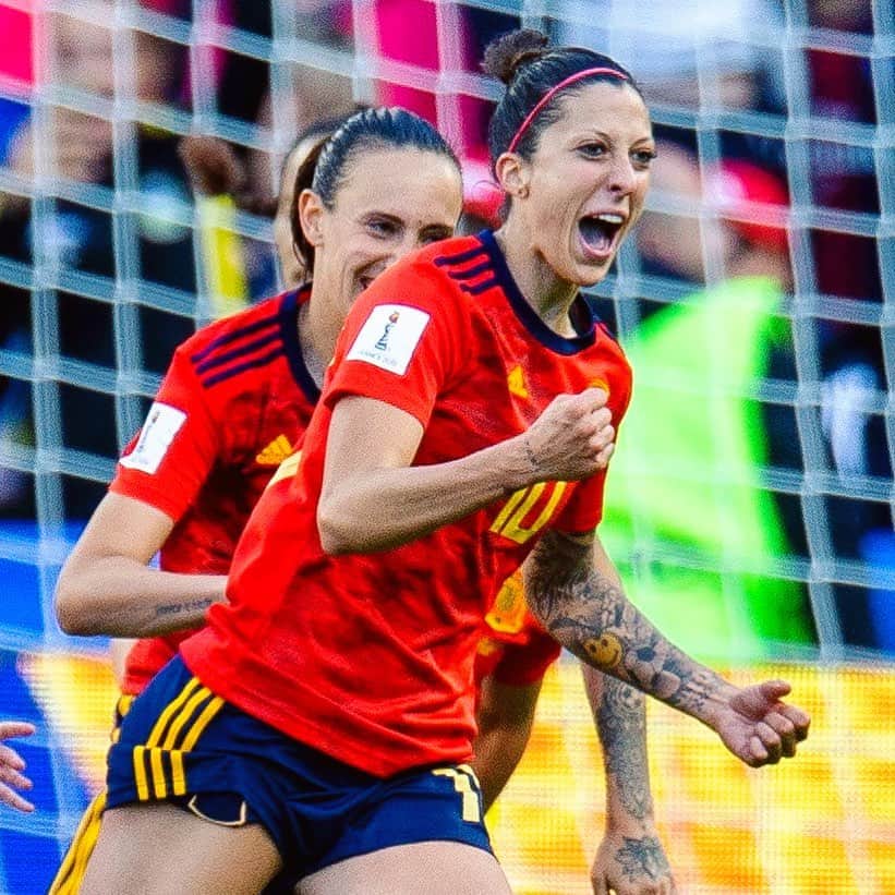 LFPさんのインスタグラム写真 - (LFPInstagram)「Spain qualify for the knockout stages of the World Cup for the first EVER time! ♀️🇪🇸👏」6月18日 3時00分 - laliga