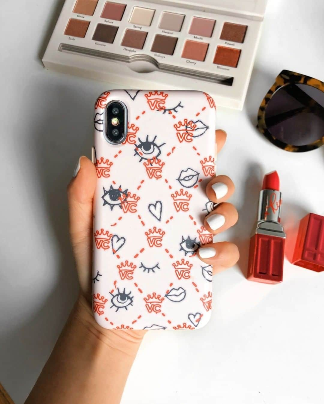 VELVETCAVIARさんのインスタグラム写真 - (VELVETCAVIARInstagram)「That 🙌 feeling when your lipstick matches your case... 😉💋 #itsthelittlethings 💄 VC Logomania Case. Get yours @velvetcaviar. #velvetcaviar #lipstick」6月18日 3時01分 - velvetcaviar