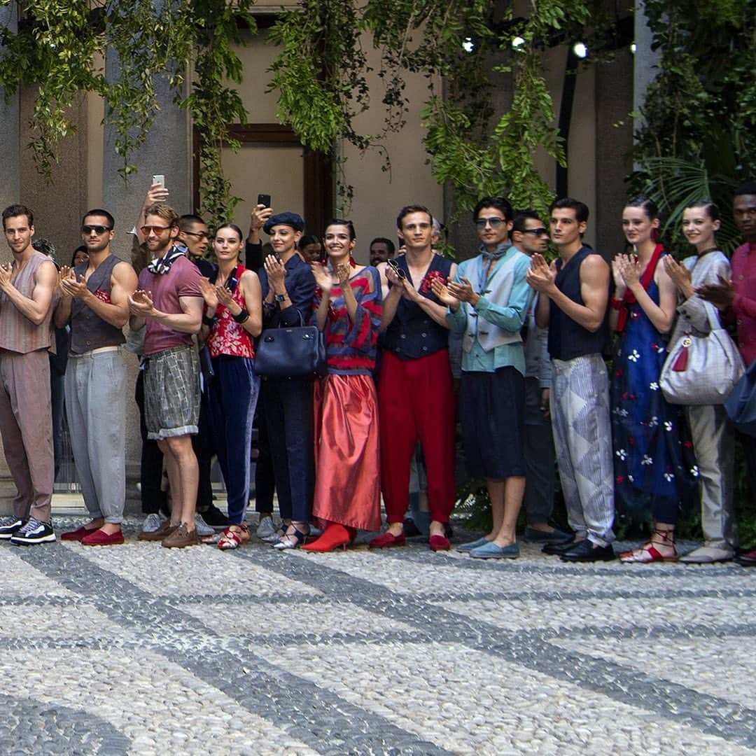 Armani Officialさんのインスタグラム写真 - (Armani OfficialInstagram)「Mr Armani with his models at the #GiorgioArmani Men’s SS20 show held at the historic headquarters in Via Borgonuovo 11 #mfw  Credits: @stefanoguindani @sgpitalia」6月18日 3時15分 - emporioarmani